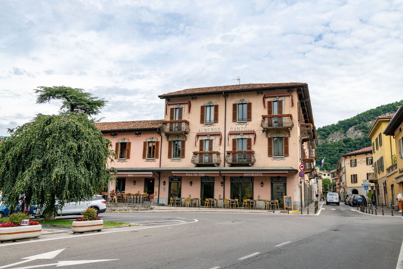 La facciata dell'Albergo Canzo