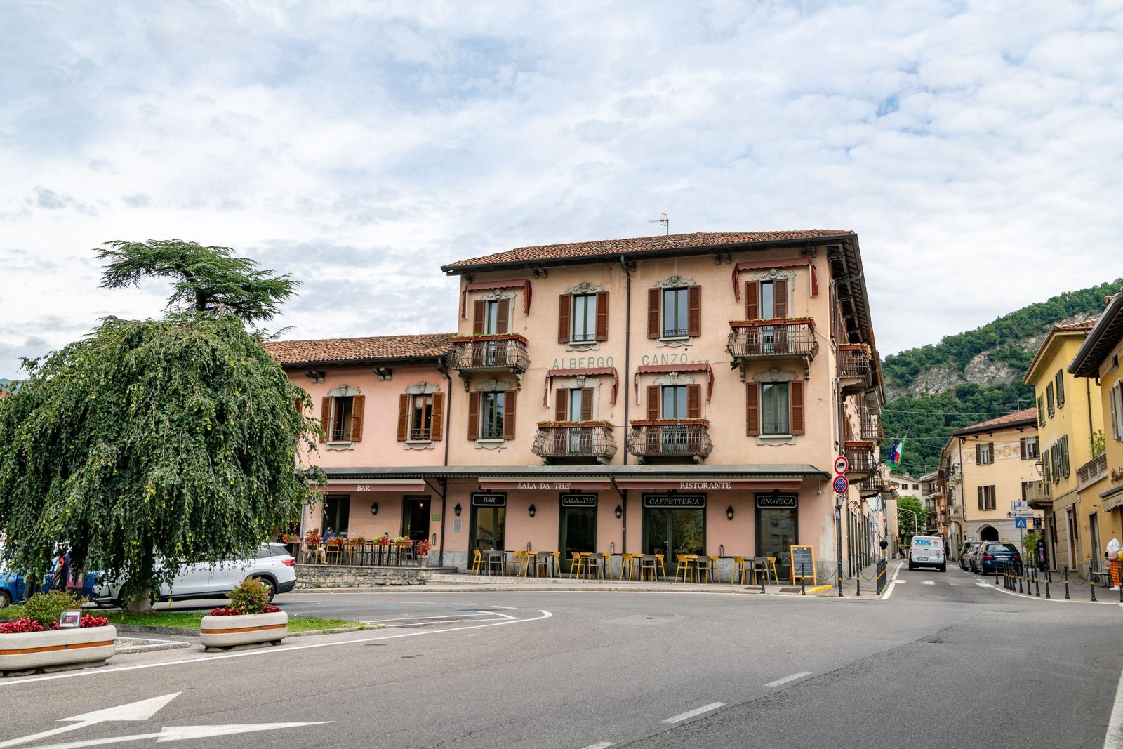 La facciata dell’Albergo Canzo
